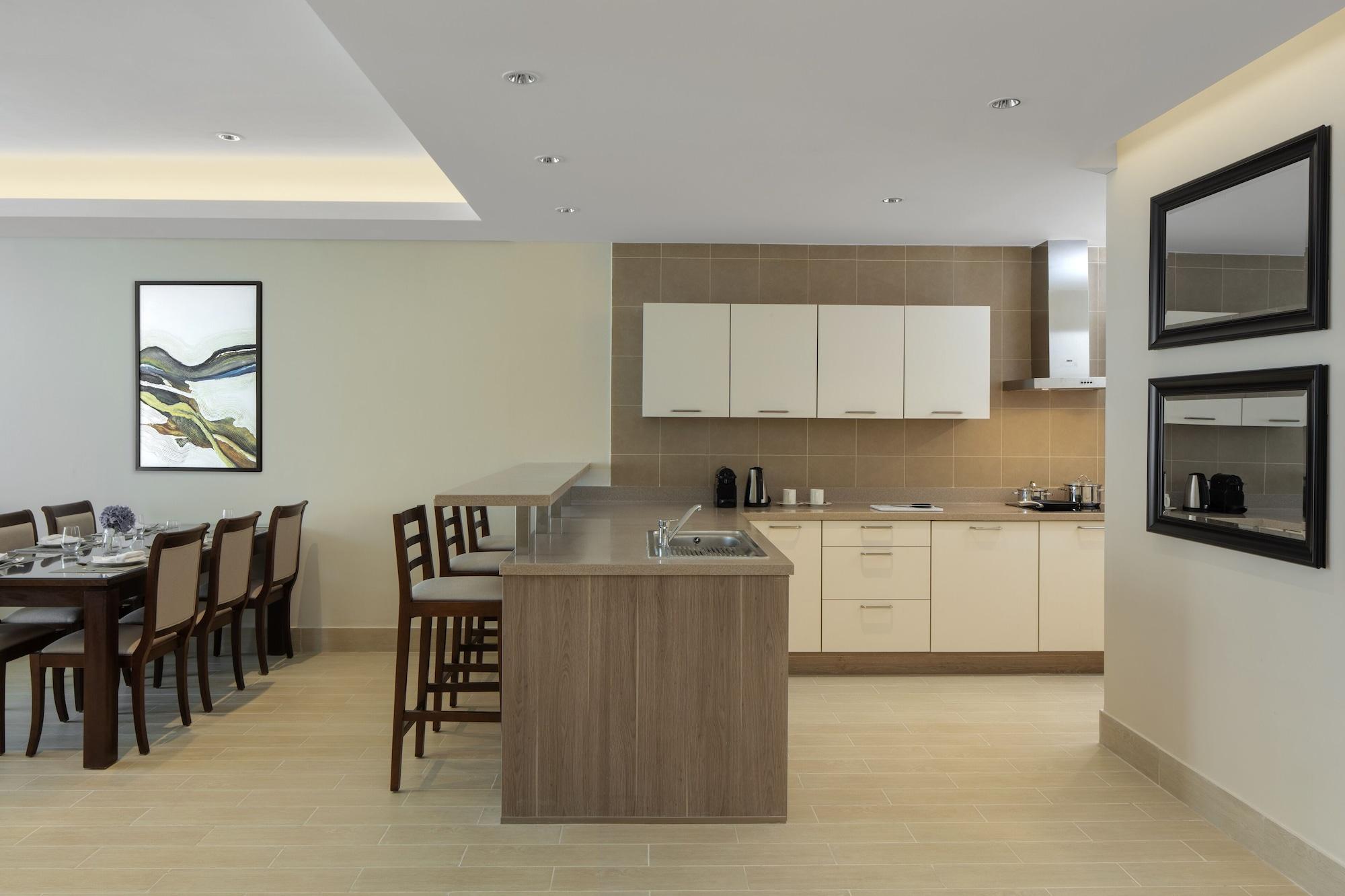 Dusit Doha Hotel Esterno foto A kitchen in a typical apartment