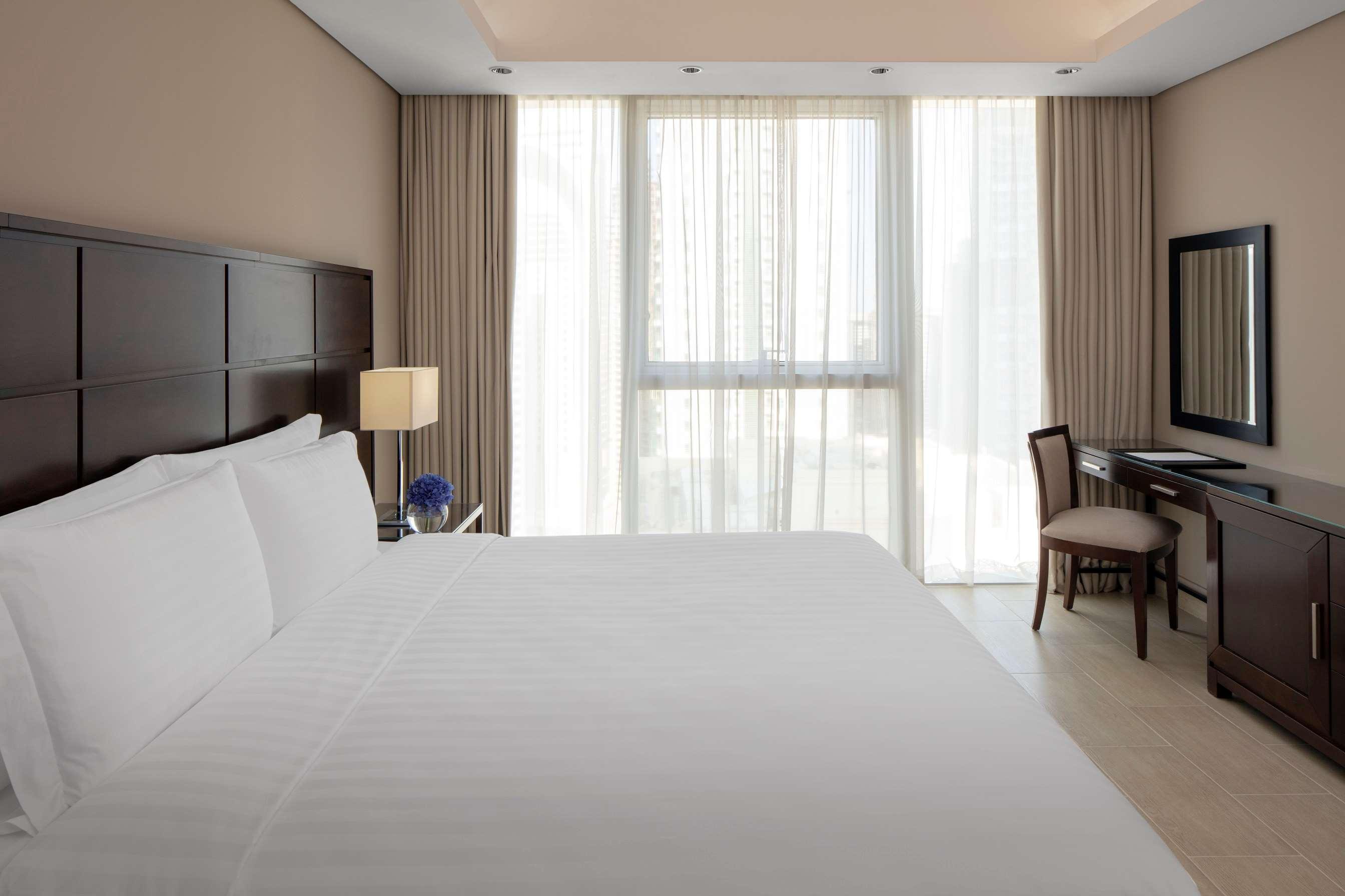 Dusit Doha Hotel Esterno foto A bedroom at the hotel