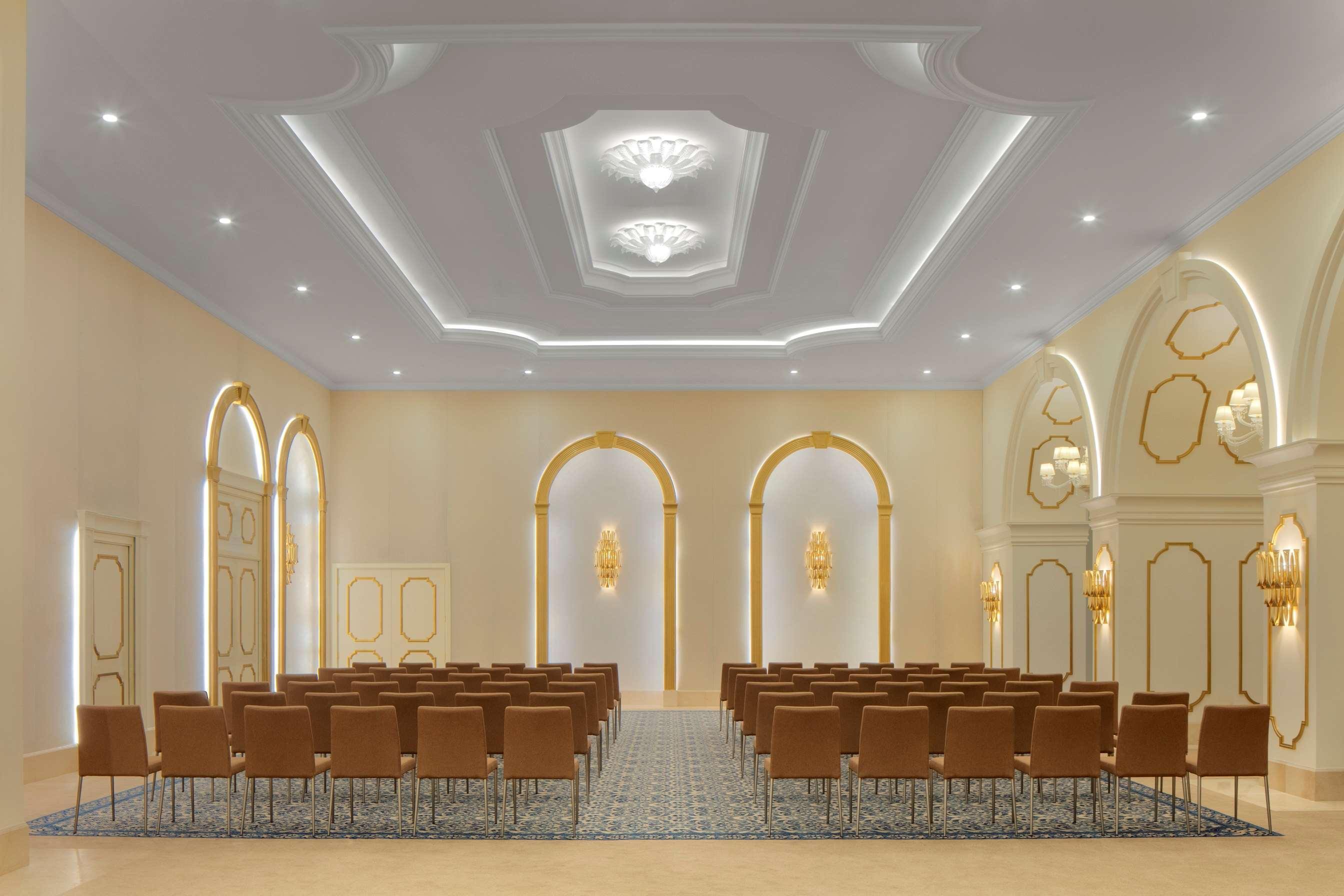 Dusit Doha Hotel Esterno foto The interior of the new church