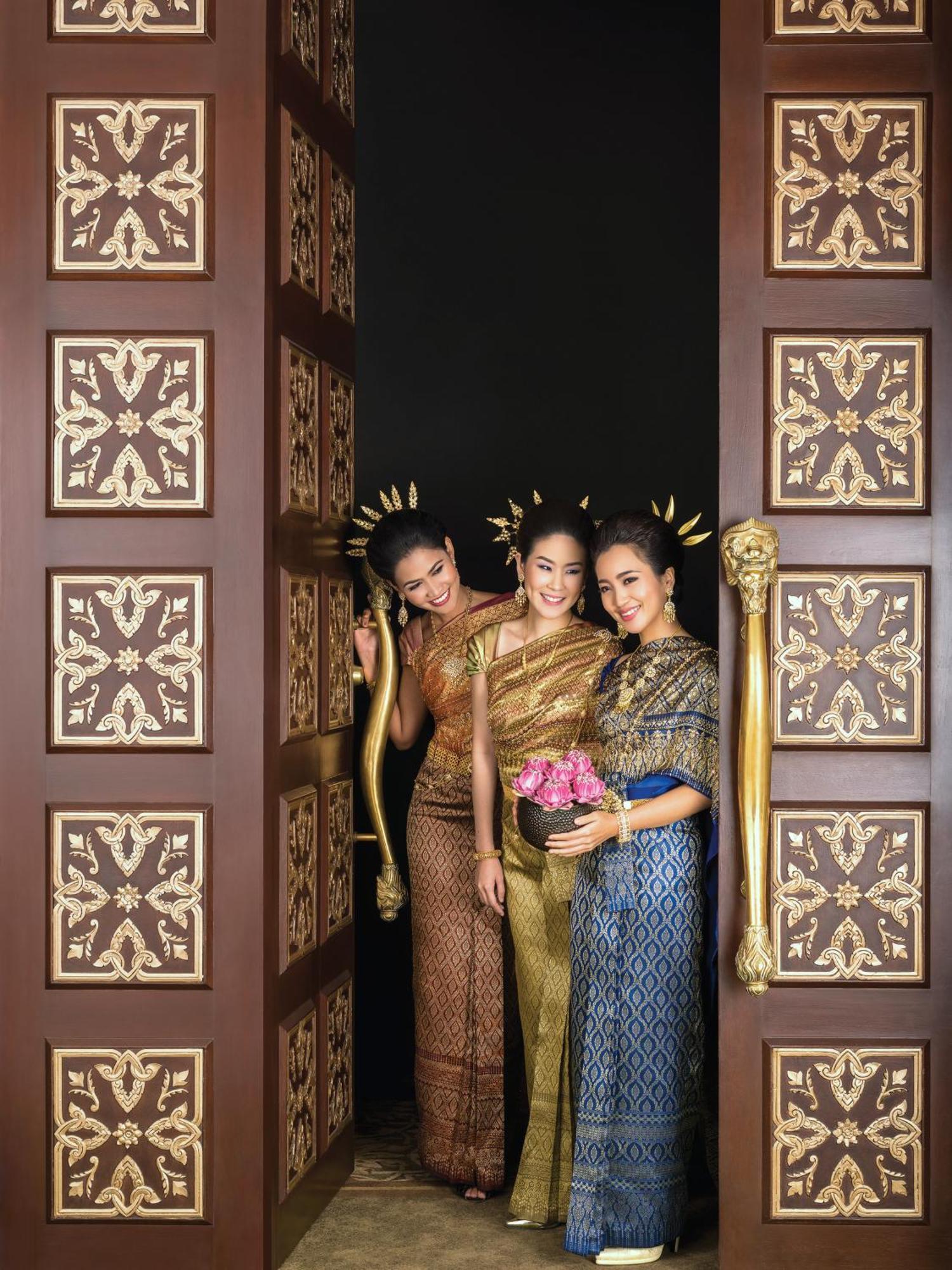 Dusit Doha Hotel Esterno foto Thai women in traditional dress