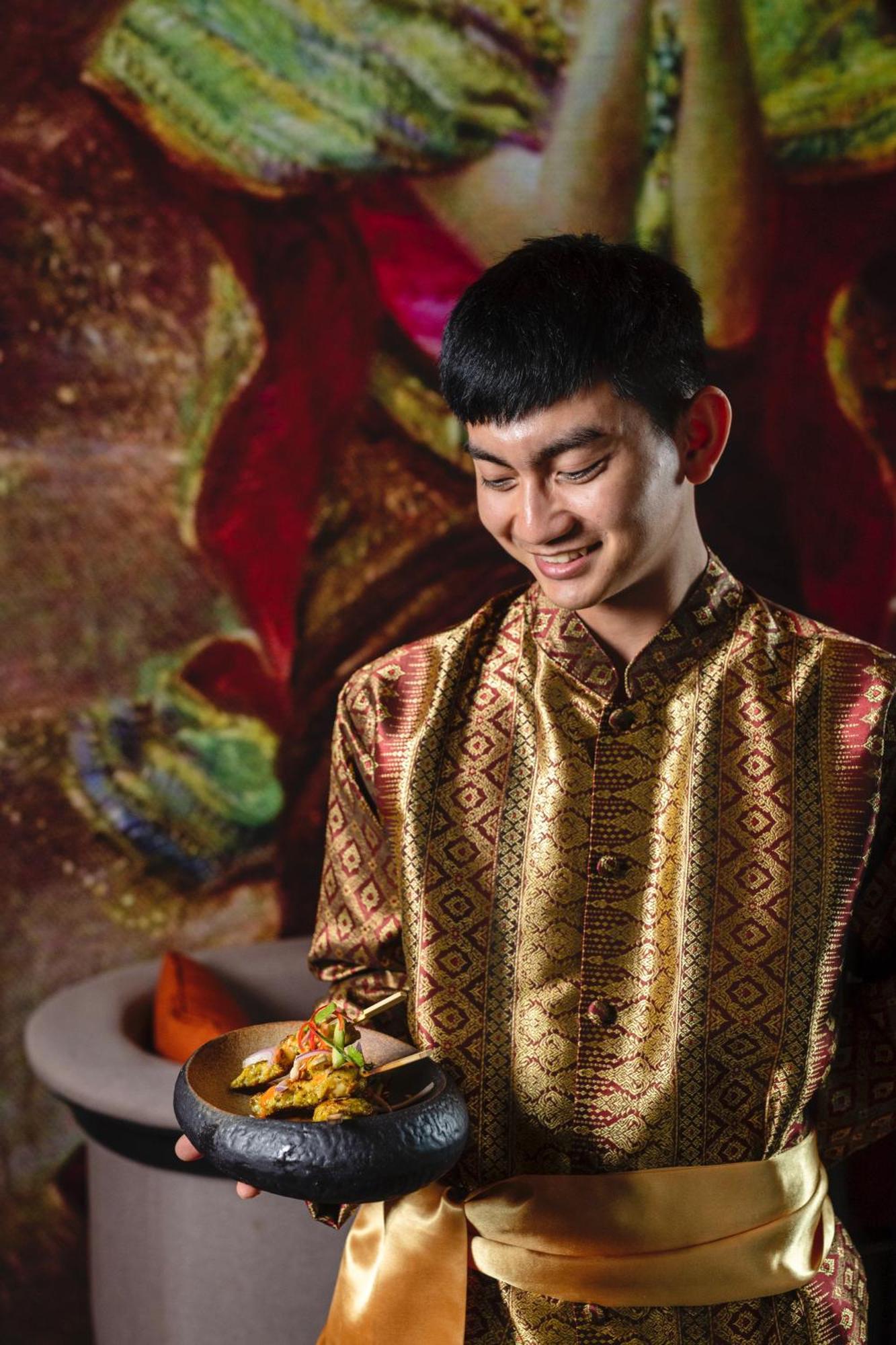 Dusit Doha Hotel Esterno foto A Thai man wearing a Thai shirt