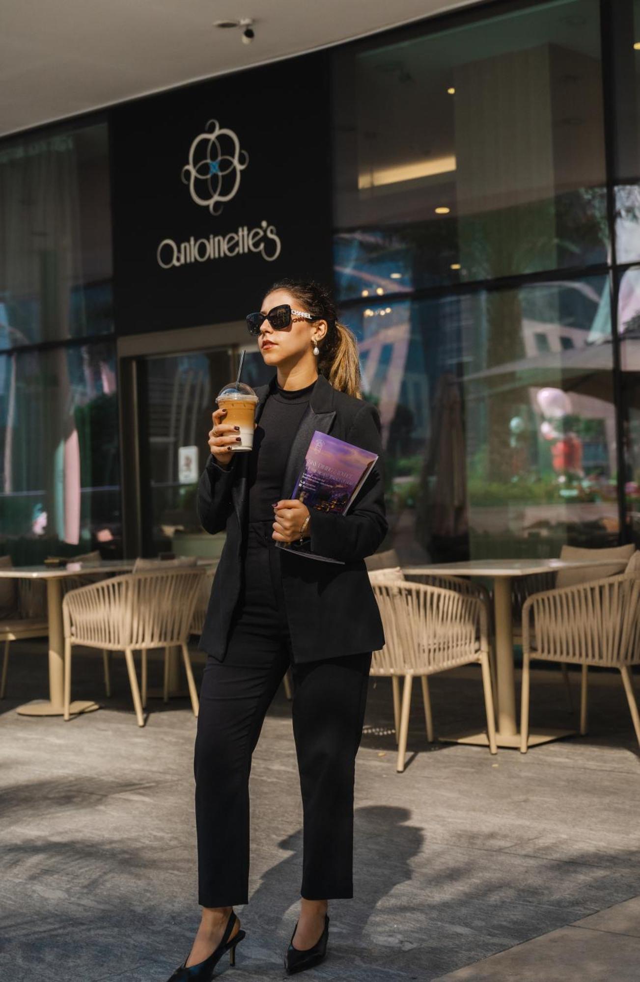Dusit Doha Hotel Esterno foto A woman wearing a blazer