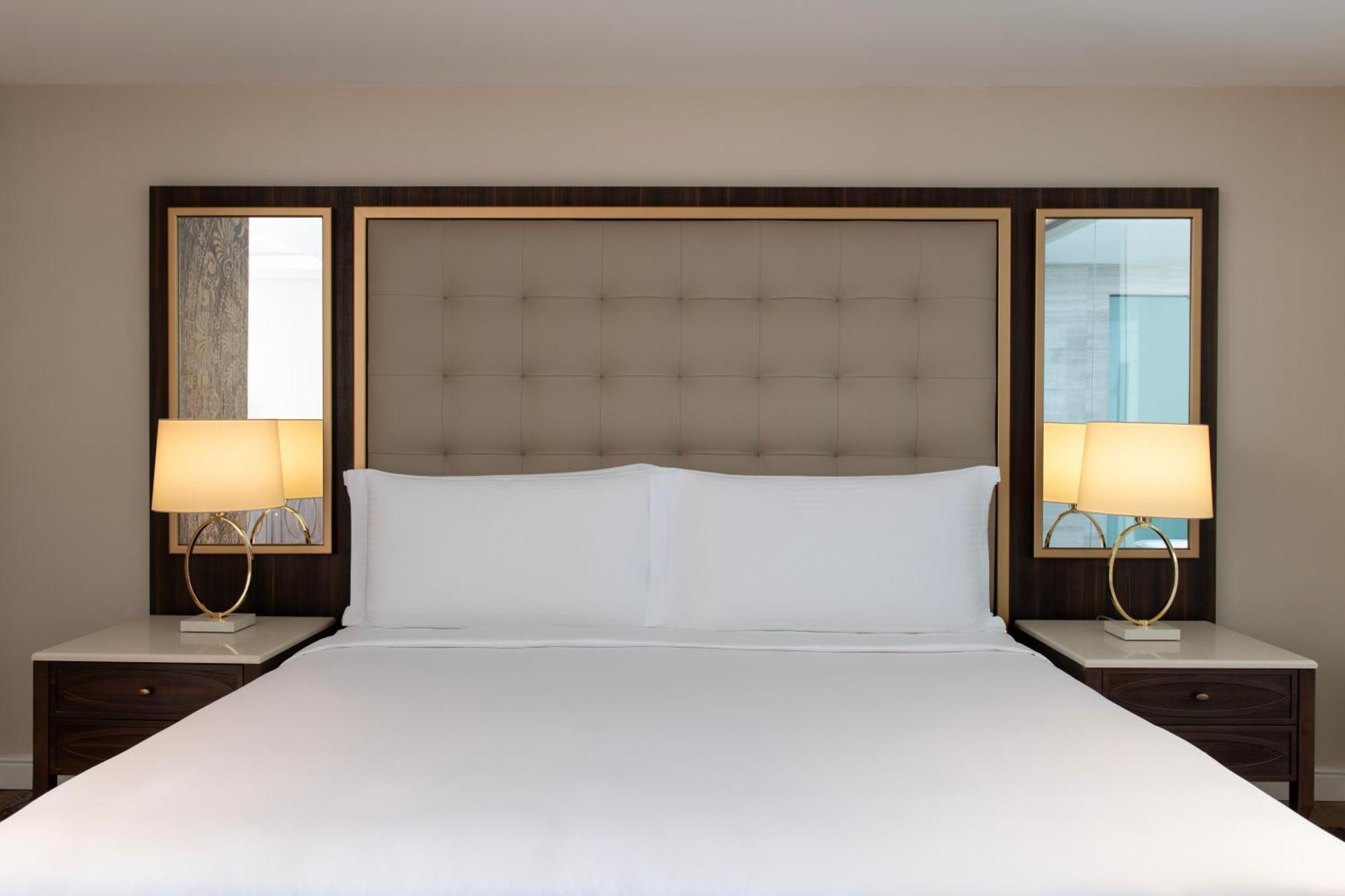 Dusit Doha Hotel Esterno foto A bedroom at the Conrad Dubai