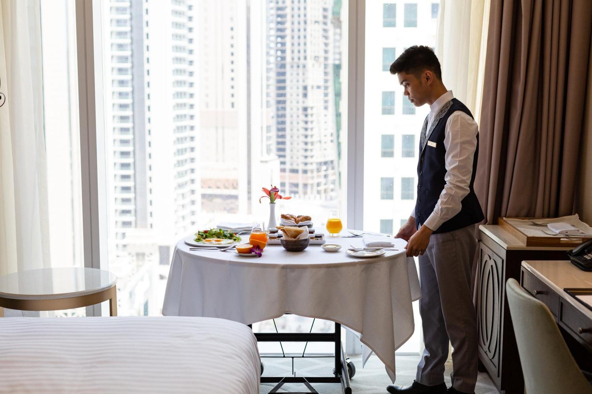 Dusit Doha Hotel Esterno foto Room service