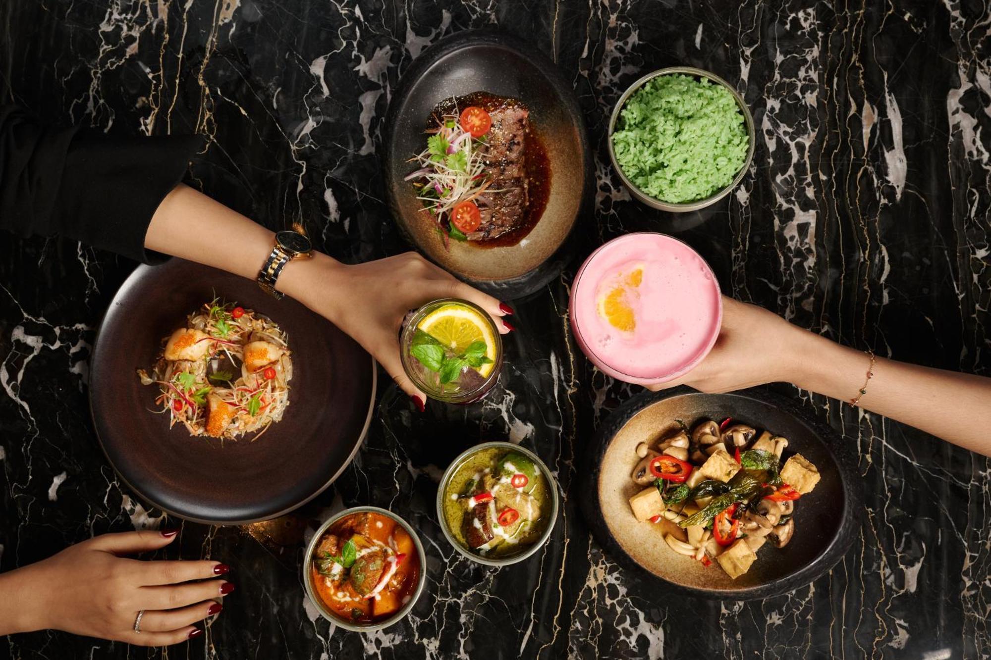 Dusit Doha Hotel Esterno foto Dishes at the restaurant