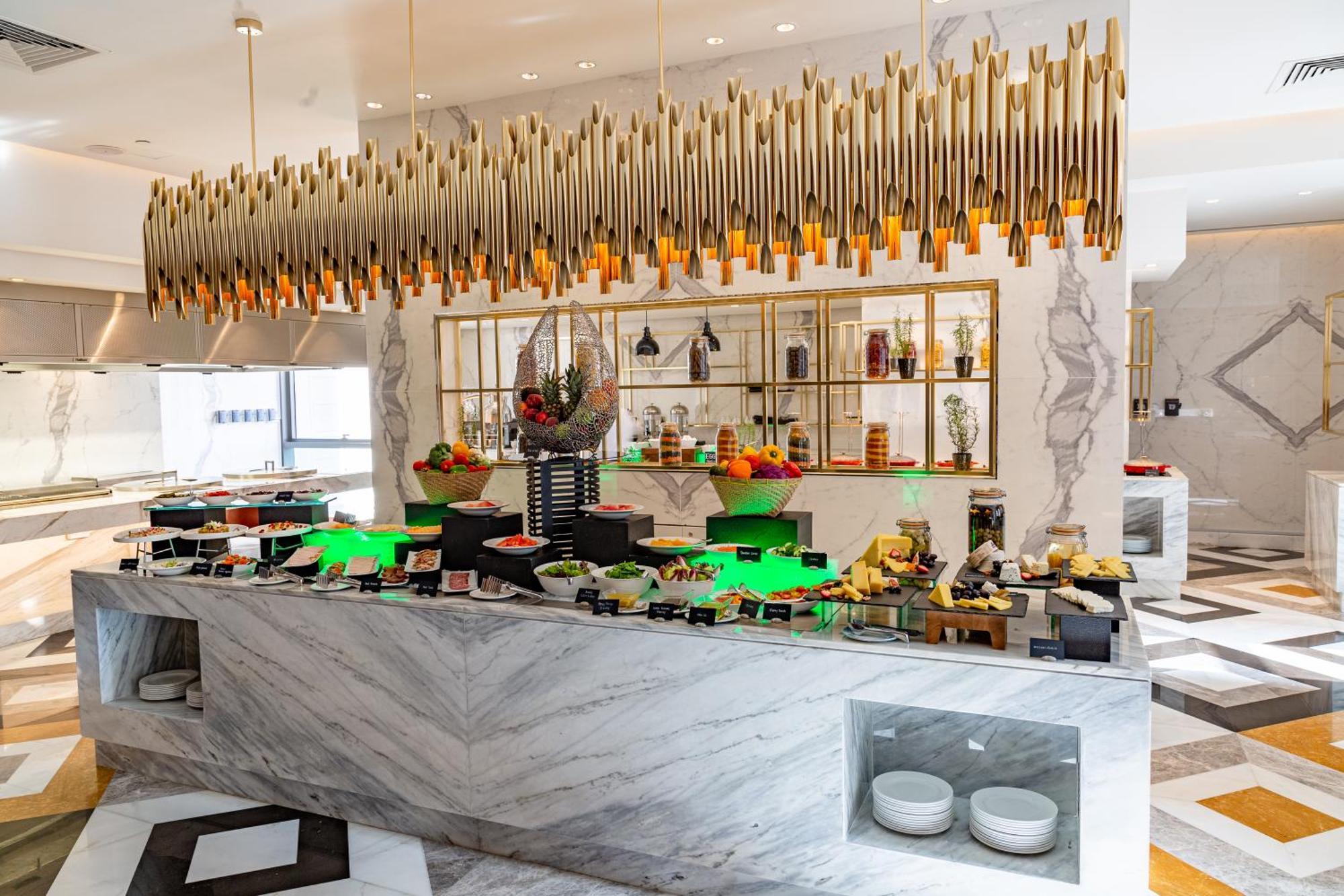 Dusit Doha Hotel Esterno foto The buffet at the restaurant