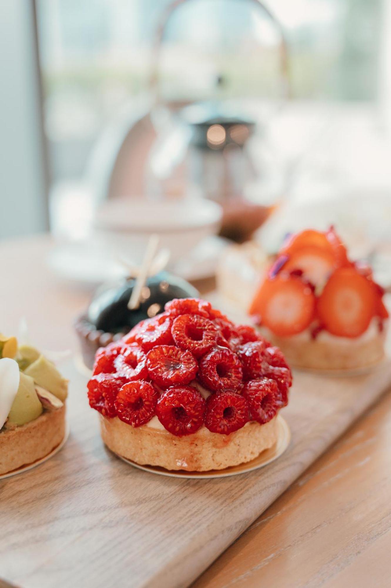 Dusit Doha Hotel Esterno foto Strawberry tart