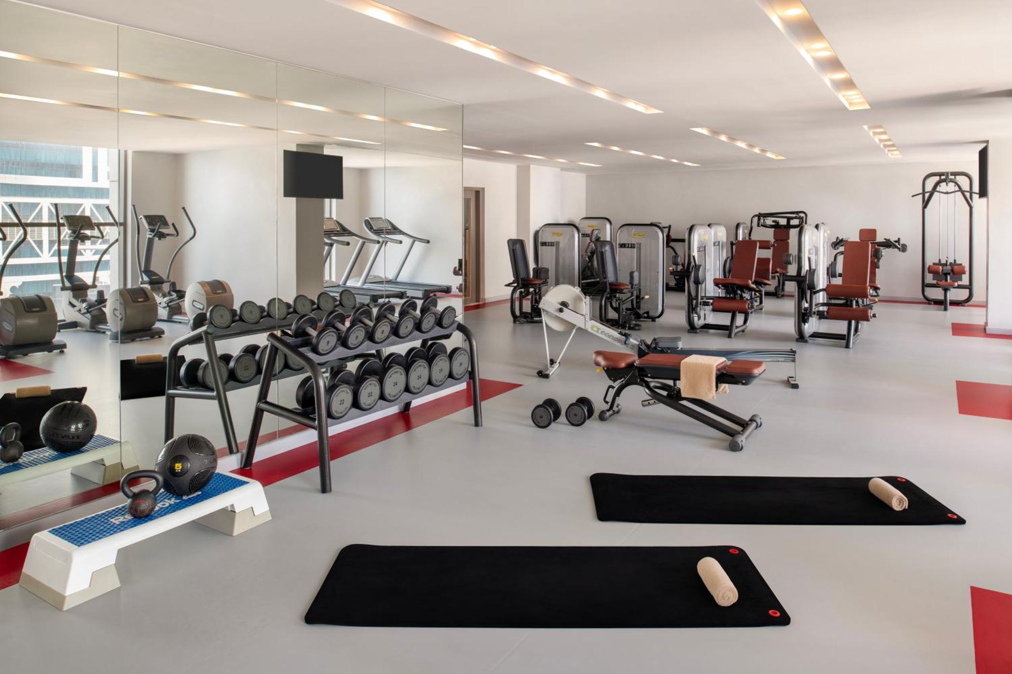 Dusit Doha Hotel Esterno foto A typical gym