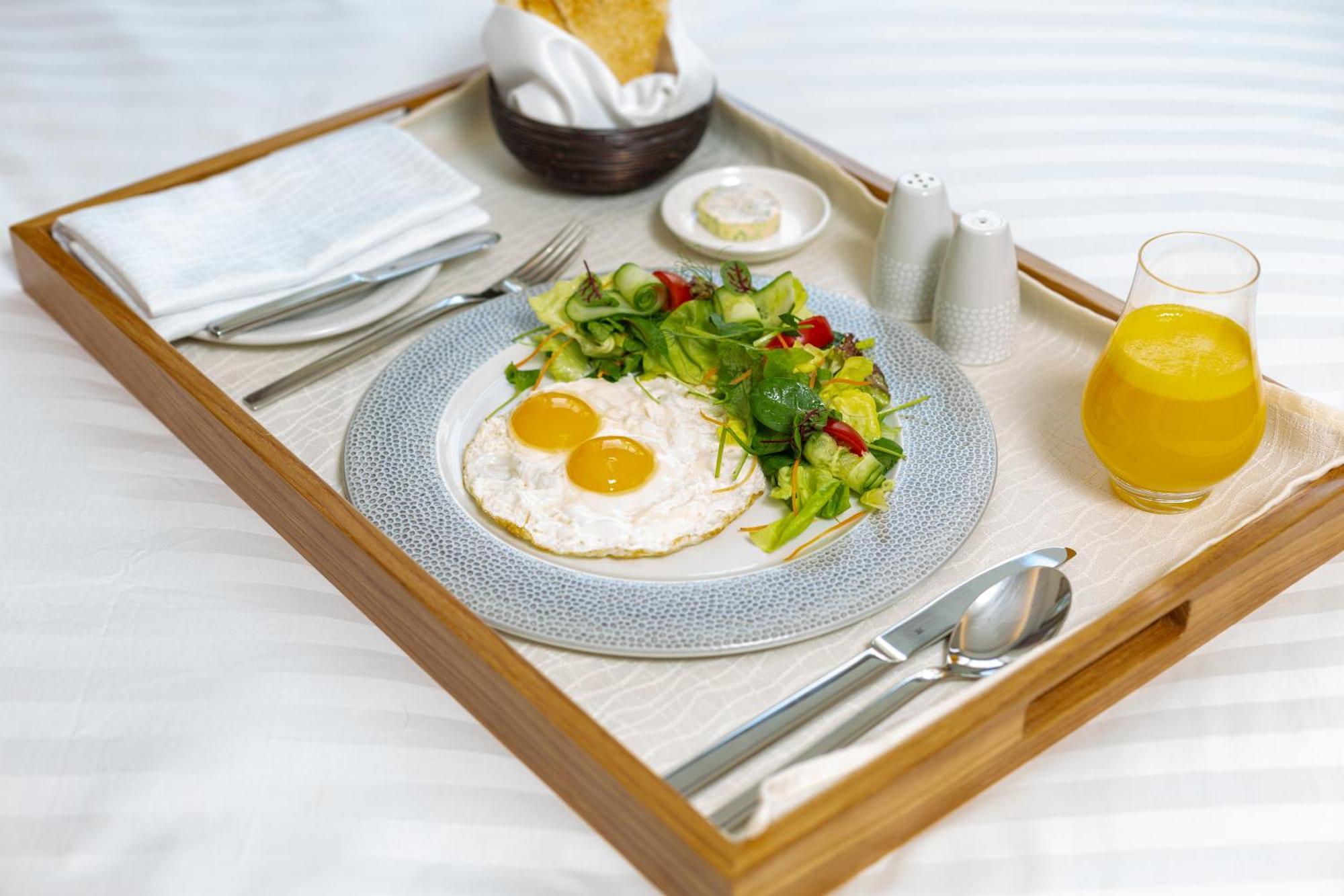 Dusit Doha Hotel Esterno foto Room service