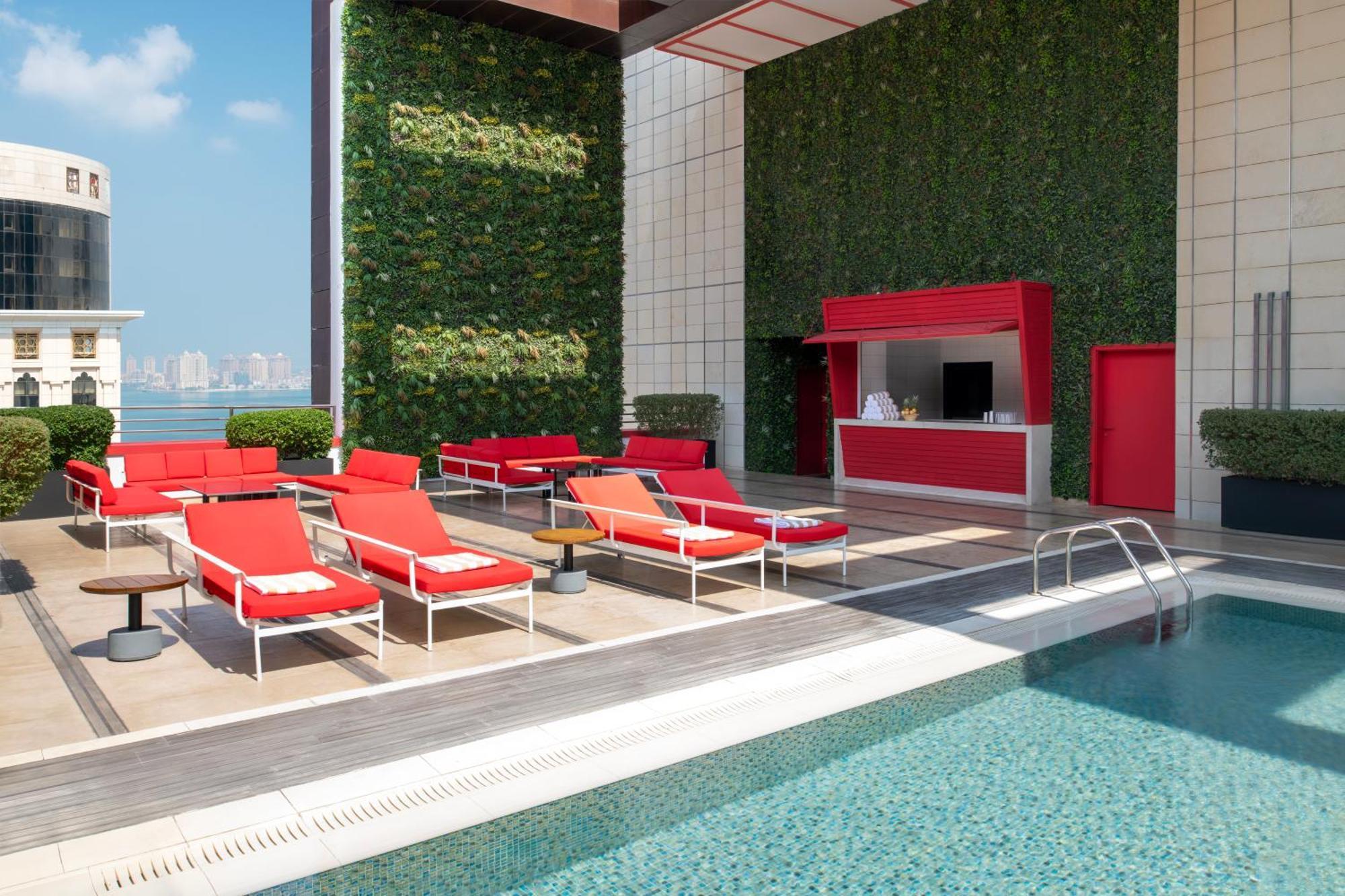 Dusit Doha Hotel Esterno foto The rooftop pool at The Hari