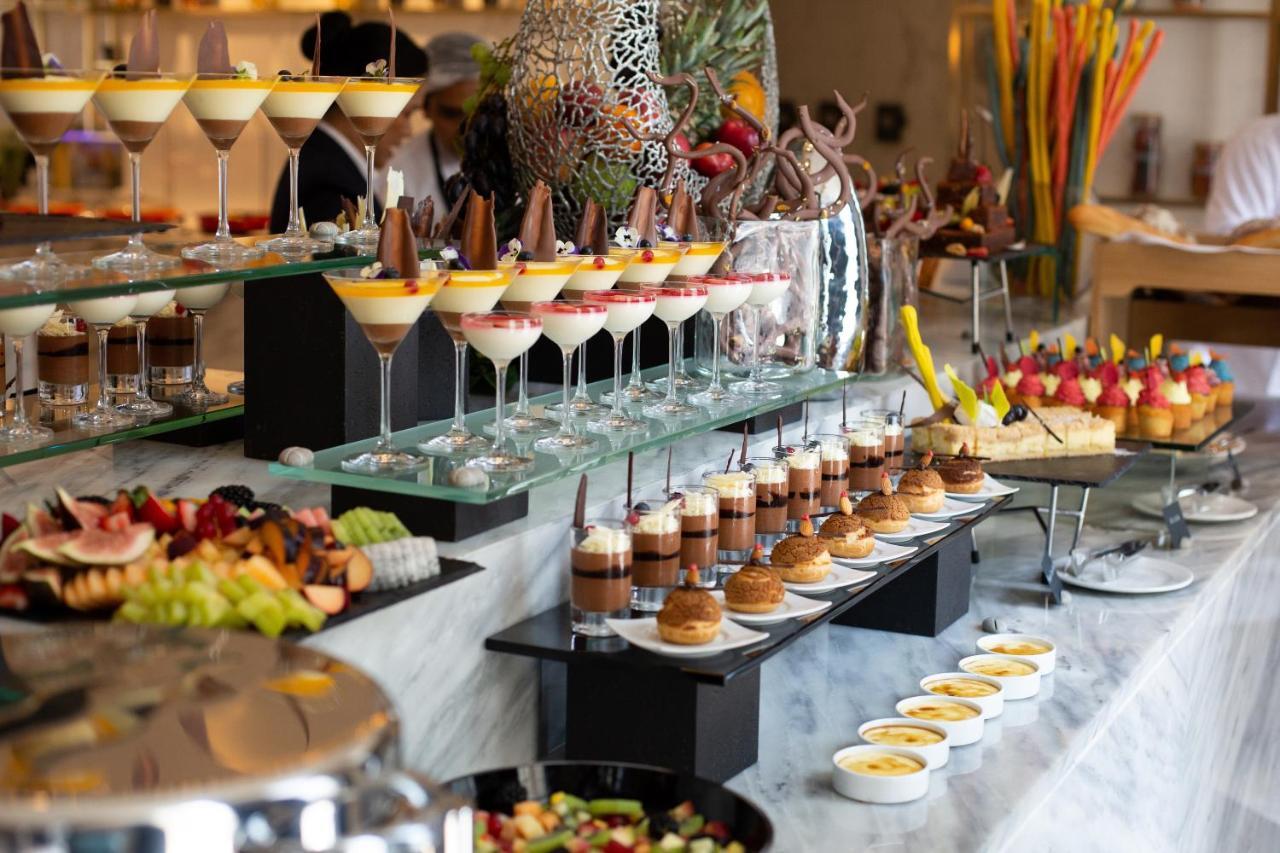 Dusit Doha Hotel Esterno foto A dessert buffet
