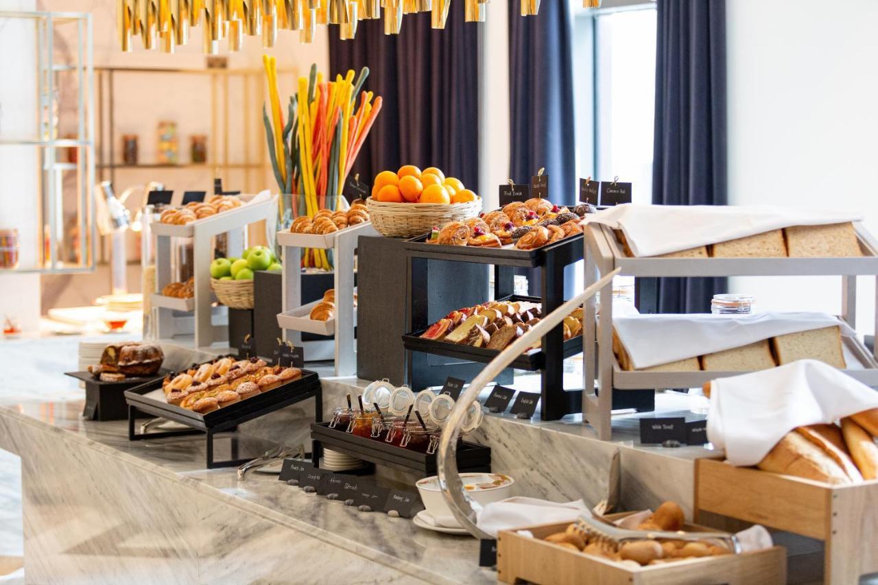 Dusit Doha Hotel Esterno foto A buffet at a hotel
