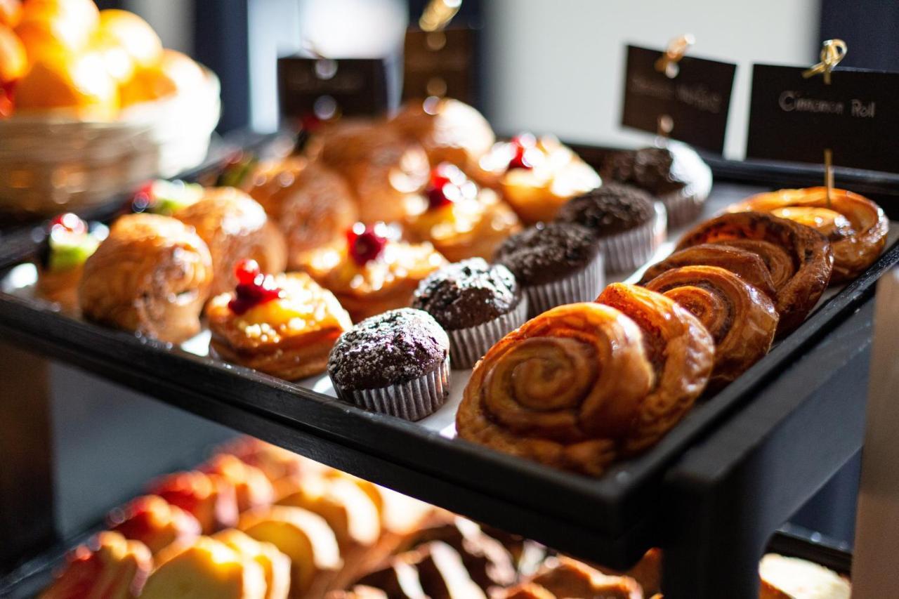 Dusit Doha Hotel Esterno foto A selection of pastries