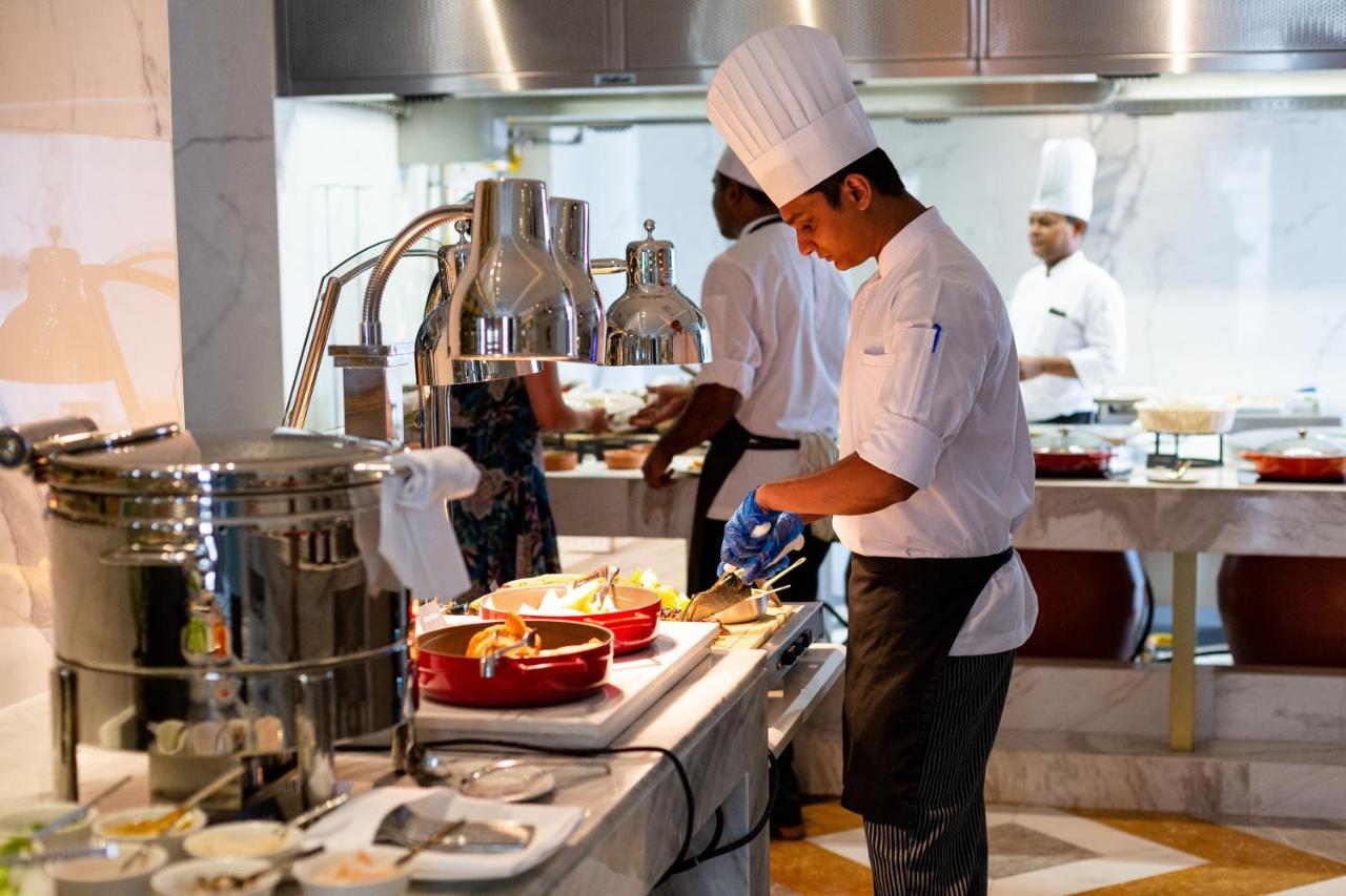 Dusit Doha Hotel Esterno foto A chef at work
